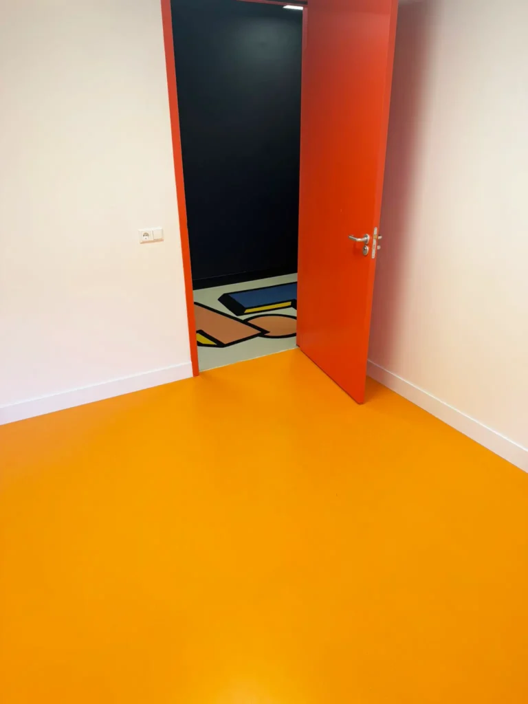 Behandelkamer huren bij FIVE: de oranje behandelruimte